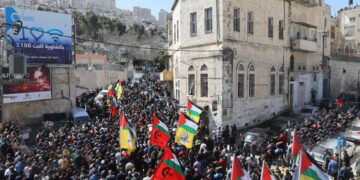 شہید امام مسجد کے جنازے میں ہزاروں فلسطینیوں کی شرکت