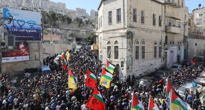 شہید امام مسجد کے جنازے میں ہزاروں فلسطینیوں کی شرکت