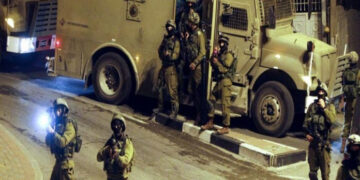 قابض فوج کا حماس کارکنان کے گھروں پر دھاوا