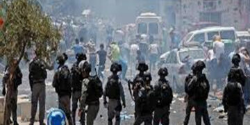 رام اللہ میں قابض فوجی دھاوے، 4 نوجوان گرفتار متعدد زخمی