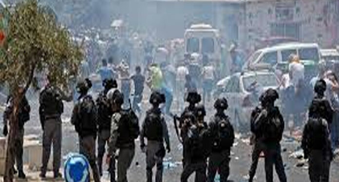 رام اللہ میں قابض فوجی دھاوے، 4 نوجوان گرفتار متعدد زخمی