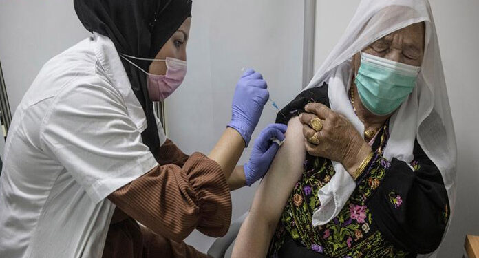 اسرائیل نے فلسطینیوں کی کورونا ویکسینیشن مؤخر کردی