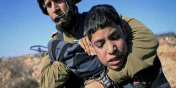 صہیونی فوج  کے ہاتھوں فلسطینی کی بلا جواز گرفتاری