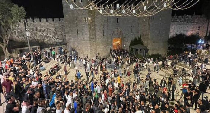 مقبوضہ فلسطین: صہیونی پولیس نے دمشق گیٹ سے رکاوٹیں ہٹادیں