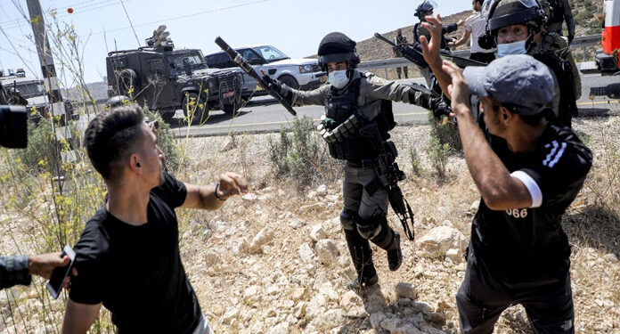 صیہونی فوج کا فلسطینی طبی رضاکاروں پر تشدد، متعدد زیر حراست