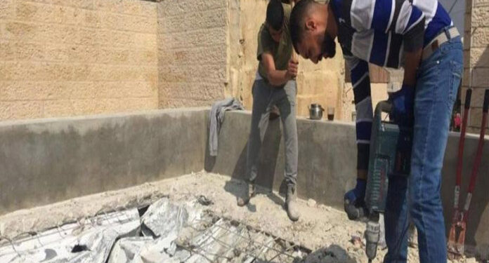 صہیونی بلدیہ نےایک اور فلسطینی کو اپنا گھر منہدم کر نے پر مجبور کر دیا