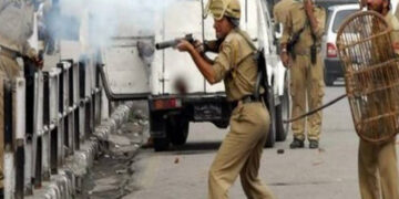 مقبوضہ کشمیر: بھارتی فوج کی فائرنگ سے خاتون زخمی ،3 نوجوان گرفتار