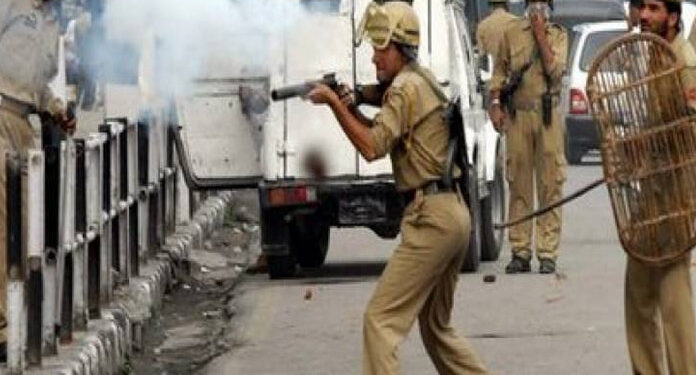 مقبوضہ کشمیر: بھارتی فوج کی فائرنگ سے خاتون زخمی ،3 نوجوان گرفتار