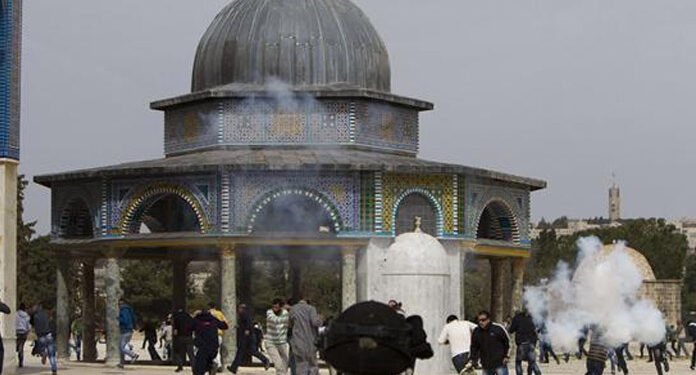 صیہونی فوج کامسجد اقصیٰ میں نمازجمعہ کے دوران عبادت گزاروں پر تشدد