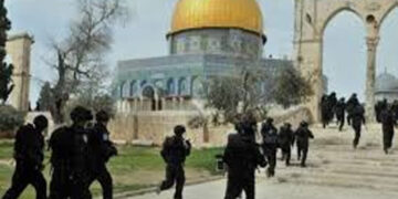 شرپسند صیہونی آبادکاروں کا ایک بارپھر قبلہ اول پر دھاوا، مقدس مقامات کی بے حرمی کی