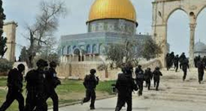 شرپسند صیہونی آبادکاروں کا ایک بارپھر قبلہ اول پر دھاوا، مقدس مقامات کی بے حرمی کی