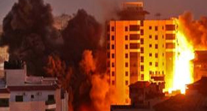 فلسطینی نوجوان نے صہیونی فوجیوں پر گاڑی چڑھادی