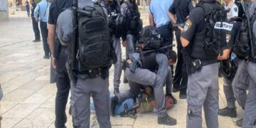 صہیونی پولیس تشدد سے باز نہ آئی، مسجد اقصٰی میں فلسطینیوں کی گرفتاریاں