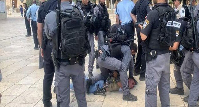 صہیونی پولیس تشدد سے باز نہ آئی، مسجد اقصٰی میں فلسطینیوں کی گرفتاریاں