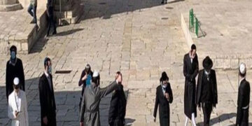 صیہونی فوج کا مسجد اقصیٰ پر دھاوا، فلسطینی باپ  بیٹے گرفتار