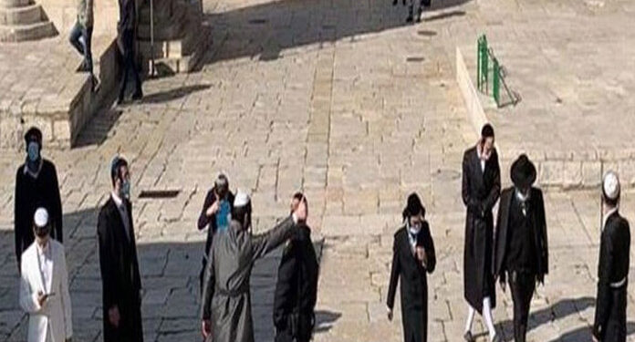 صیہونی فوج کا مسجد اقصیٰ پر دھاوا، فلسطینی باپ  بیٹے گرفتار