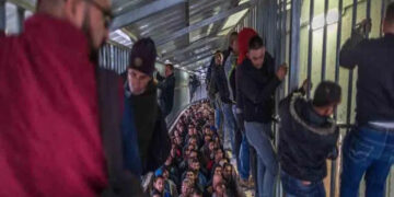 صیہونی فوجیوں کا فلسطینی مزدوروں پر سرعام تشدد، گرفتارکرلیا