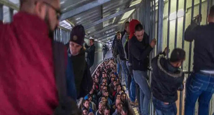 صیہونی فوجیوں کا فلسطینی مزدوروں پر سرعام تشدد، گرفتارکرلیا