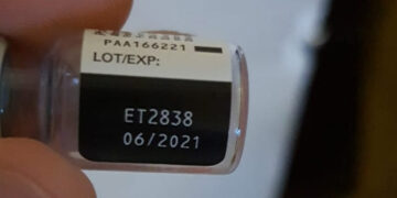 اسرائیل نے فلسطینیوں کو تاریخ تنسیخ کے قریب کورونا ویکسین فراہم کی