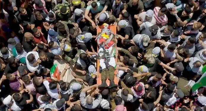 صیہونی فوج کی فائرنگ سے شہید فلسطینی کے جنازے میں ہزاروں افراد کی شرکت