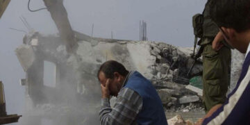 اسرائیلی فوج نے فلسطینی کو اپنا گھر منہدم کرنے پر مجبور کردیا