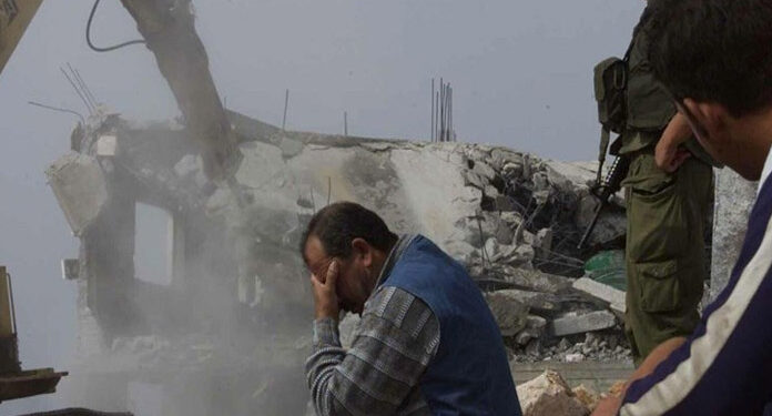 اسرائیلی فوج نے فلسطینی کو اپنا گھر منہدم کرنے پر مجبور کردیا