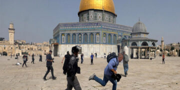 مسجد اقصیٰ میں صیہونی فوج کا نمازیوں پر وحشیانہ تشدد