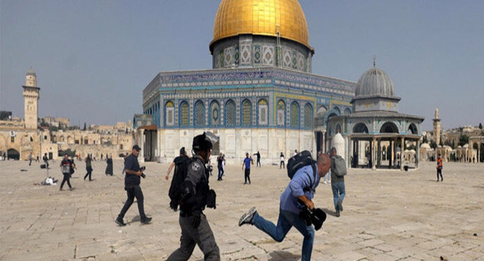 مسجد اقصیٰ میں صیہونی فوج کا نمازیوں پر وحشیانہ تشدد