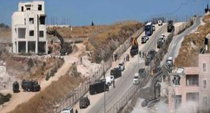 صہیونی آبا کاری کے لیے فلسطینیوں کے گھر اور مسجد خالی کرالی گئی