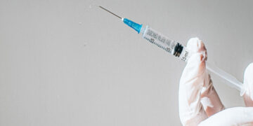 فلسطین اتھارٹی کا اسرائیل کی فراہم کردہ ایکسپائر ویکسین کے معاہدے کو جاری رکھنے کا فیصلہ