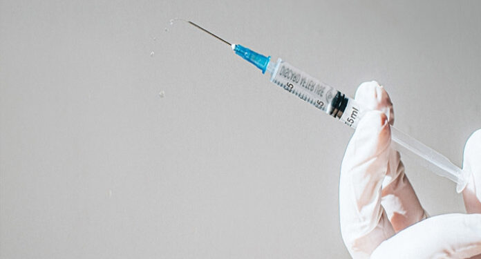 فلسطین اتھارٹی کا اسرائیل کی فراہم کردہ ایکسپائر ویکسین کے معاہدے کو جاری رکھنے کا فیصلہ