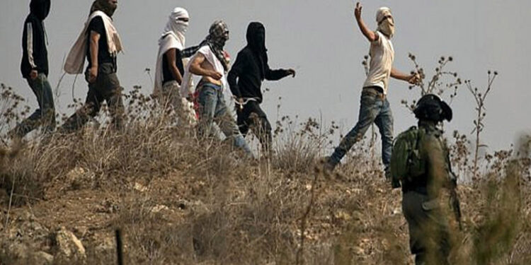 صہیونی آباد کاروں کا فلسطینی باپ, بیٹے پر حملہ