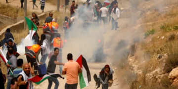 صیہونی فوج کی فلسطینیوں پر فائرنگ درجنوں زخمی