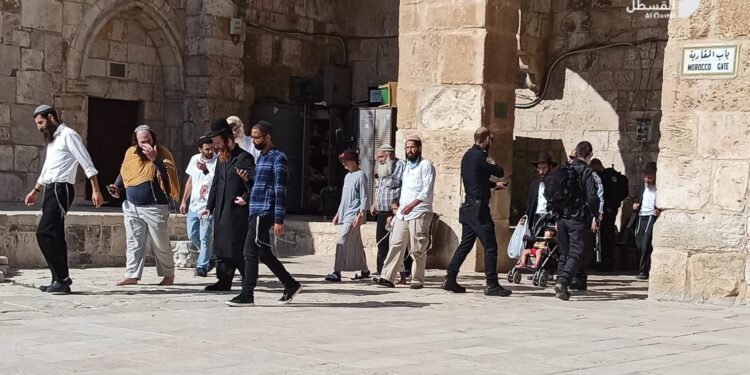 صہیونی  آباد کاروں نے  فوج کی سرپرستی میں مسجد اقصیٰ  کی ایک بار پھربے حرمتی کی