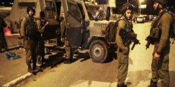 فلسطینی قیدیوں کی تلاش میں صہیونی  فوجی چھاپے اور تشدد