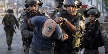 قابض فوج کا فلسطینی باپ، بیٹے پر تشدد اورگرفتاری