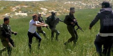 غاصب اسرائیلی فوج کا فلسطینی کسانوں پر تشدد اور آنسو گیس شیلنگ