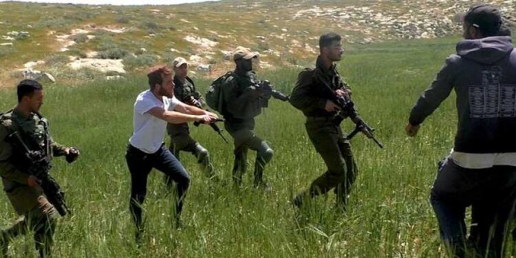 غاصب اسرائیلی فوج کا فلسطینی کسانوں پر تشدد اور آنسو گیس شیلنگ