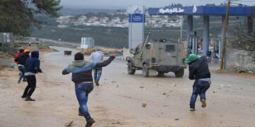 صہیونی آباد کاروں  کا فلسطینی گھروں پرپتھراؤ