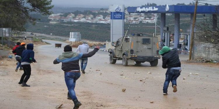 صہیونی آباد کاروں  کا فلسطینی گھروں پرپتھراؤ