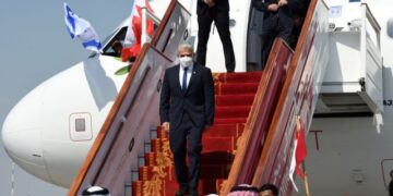 صہیونی وزیر خارجہ بحرین میں سفارت خانے کےافتتاح کے لیےپہنچ گئے