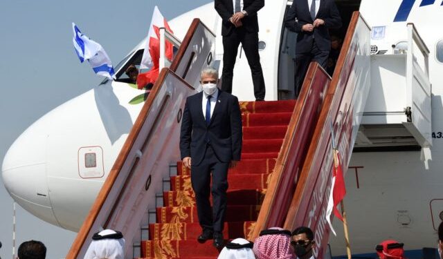 صہیونی وزیر خارجہ بحرین میں سفارت خانے کےافتتاح کے لیےپہنچ گئے