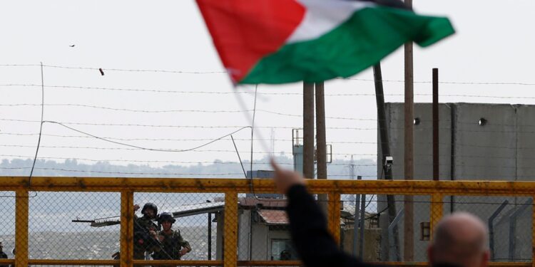 سوا لاکھ سے زائد فلسطینی صہیونی جیلوں میں پابند سلاسل، رپورٹ