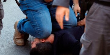 صہیونی آباد کاروں کا فلسطینی بچے پر تشدداور اغوا