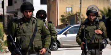 مقبوضہ مغربی کنارے میں صہیونی فوج کی چھاپہ مار کارروائی،  درجنوں نوجوان گرفتار