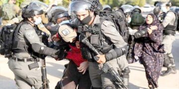 صہیونی فوج کے ہاتھوں فلسطینی نوجوان کی گرفتاری