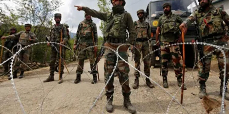 مقبوضہ کشمیرمیں بھارتی اہلکاروں پر حملہ، 5 فوجی جہنم واصل