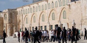 صہیونی پولیس کی موجودگی میں مسجد اقصٰی پر آباد کاروں کا دھاوا