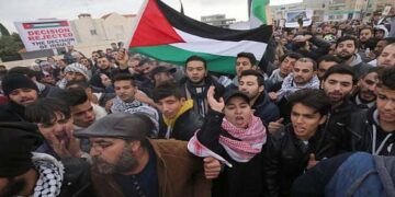 فلسطینی کے جنازے میں شرکاء پر فلسطینی اتھارٹی کا تشدد