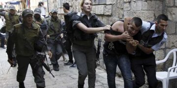 صہیونی فوج  کا چار فلسطینی بھائیوں پر سرعام تشدد ، چاروں کو گرفتار کرلیا